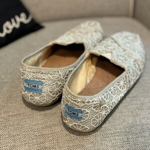 Toms White Lace Crochet W/Silver Glitter Size US Women’s 7